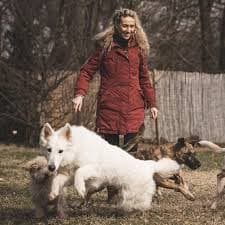 Chiara Capotorto con alcuni cani in un contesto all'aperto