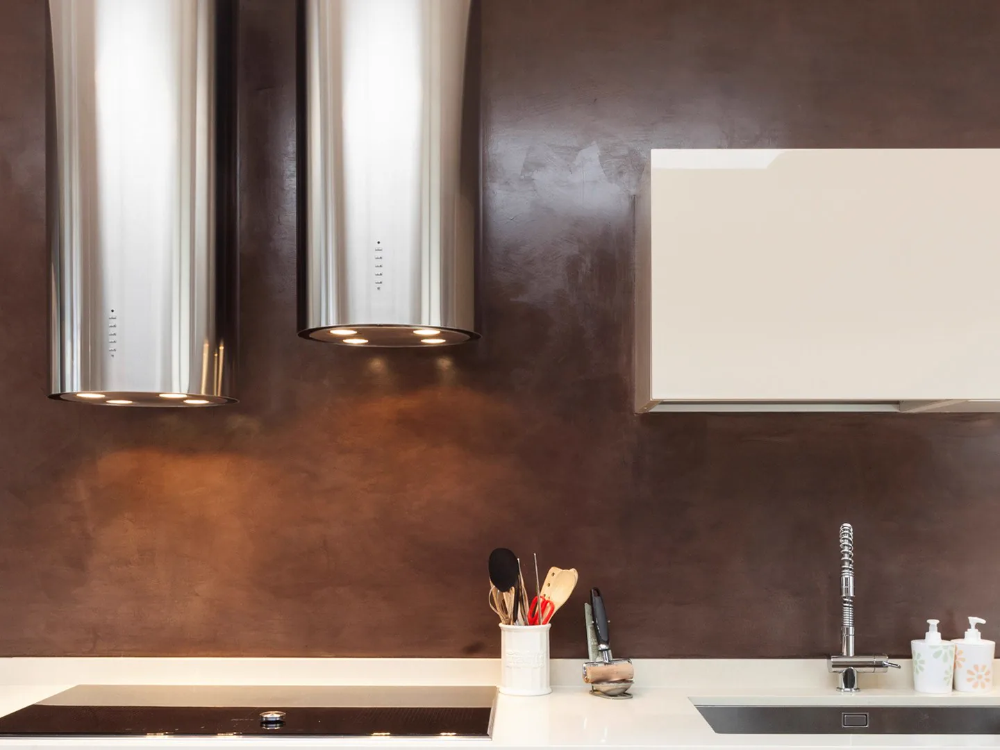 Kitchen with an ErreLAB textured wall finish